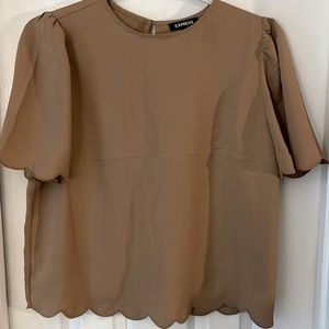 Express blouse Nwot size M, scalloped sleeves and hem, bottom closure